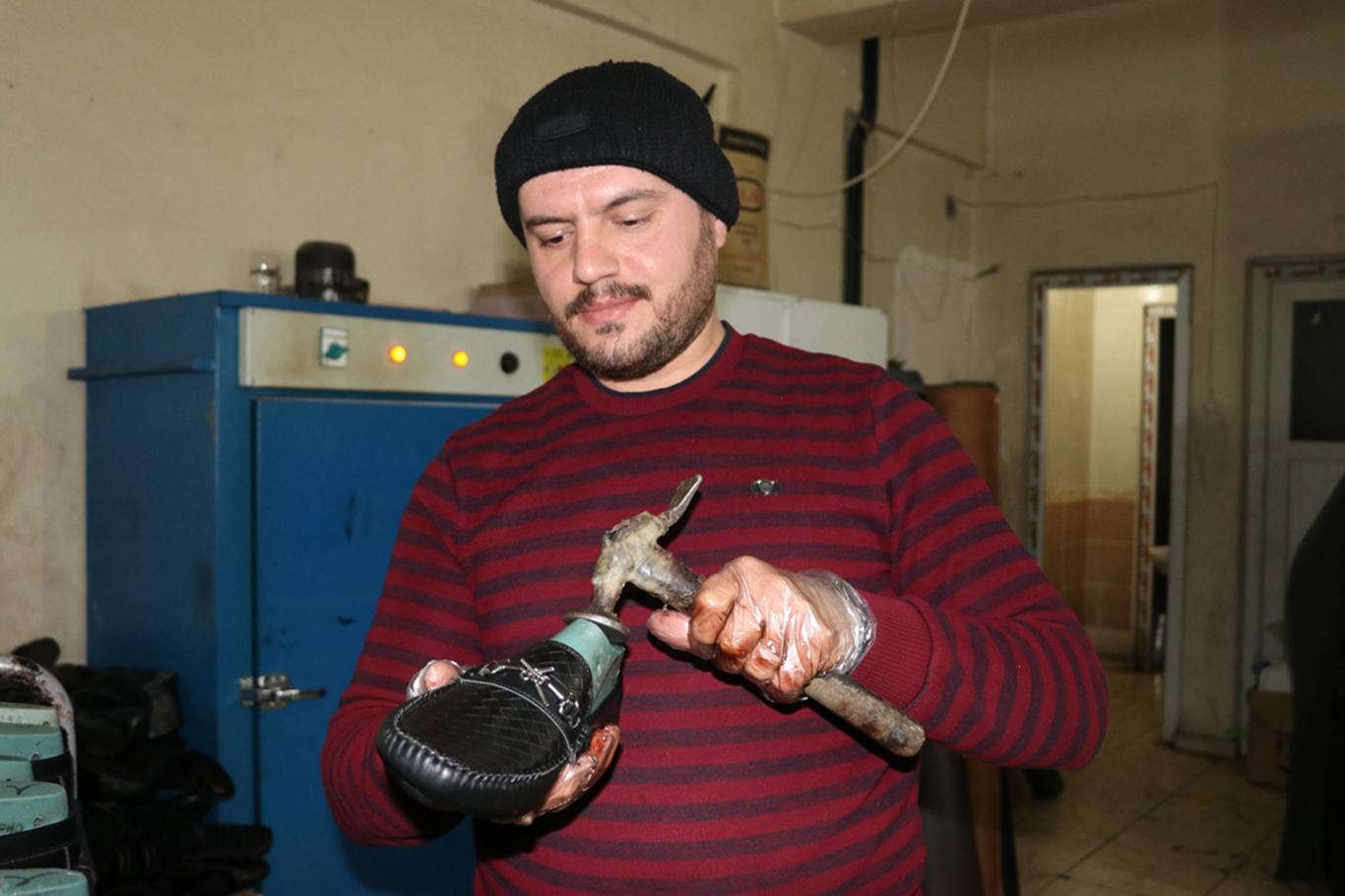 Suriyeli ayakkabı ustası baba mesleğiyle hayata tutunuyor